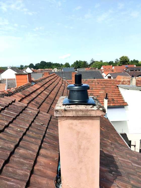 Dacharbeit mit Blick &uuml;ber Bellheim
