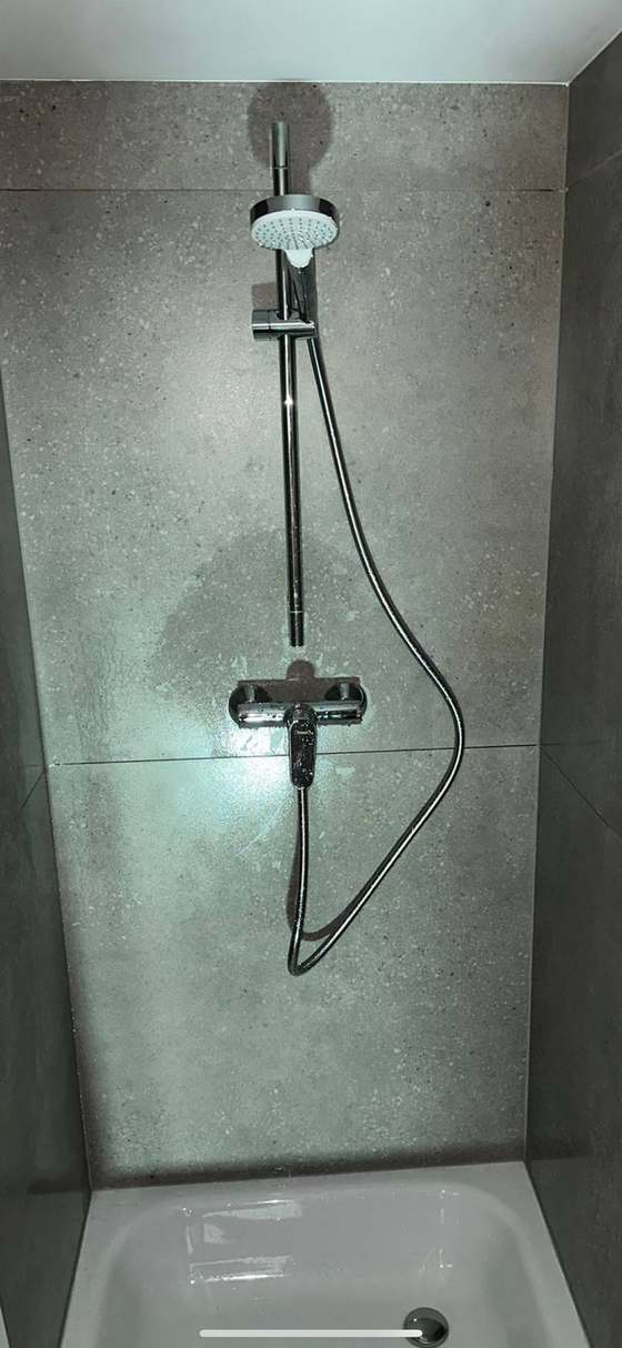 Badfliesen und Sanit&auml;rinstallation
