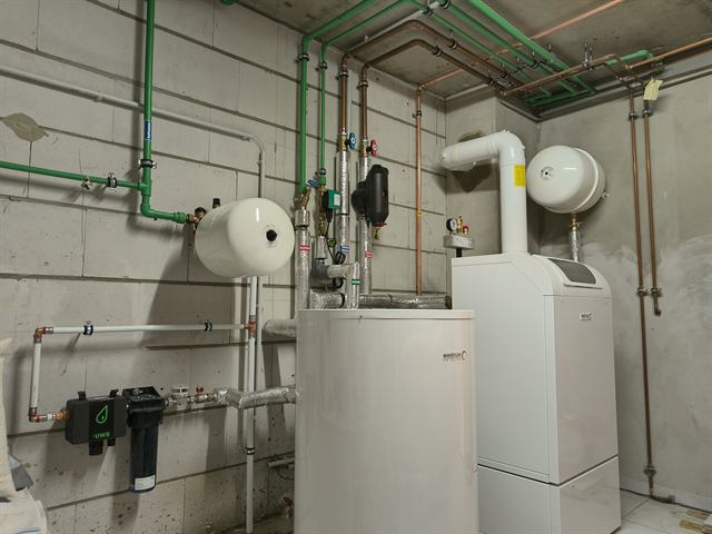 Heiztechnik mit Rohrinstallation und Speicher