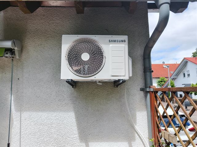 Au&szlig;enger&auml;t einer Klimaanlage im Au&szlig;enbereich