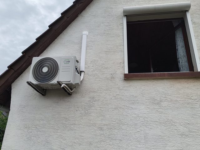 Au&szlig;enger&auml;t einer Klimaanlage an der Hausfassade